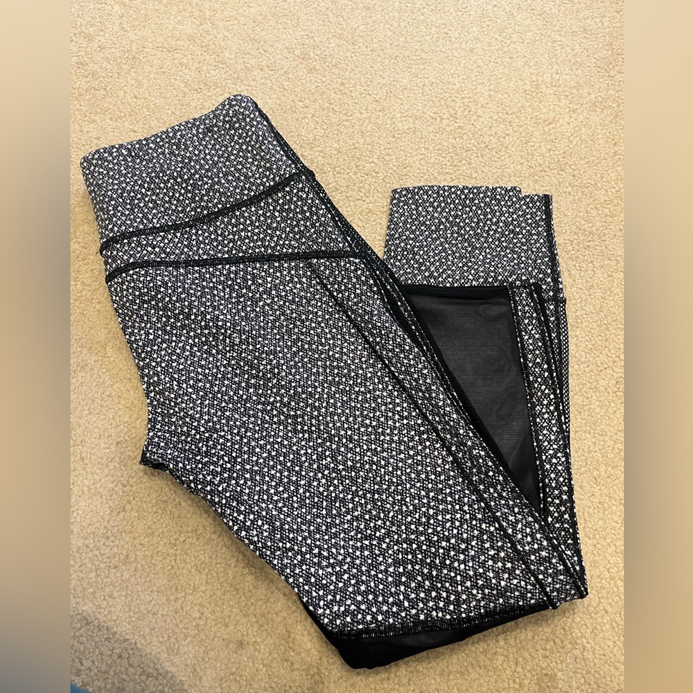 Lululemon mesh back cropped leggings.